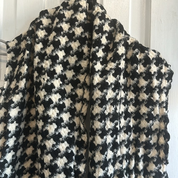 Scarf (believe it’s wool) - Picture 3 of 13